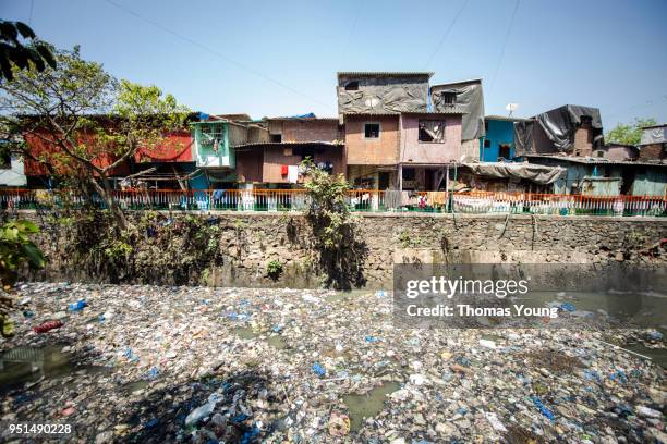 river of rubbish on dharavi slums, mumbai - mumbai slum stock pictures, royalty-free photos & images