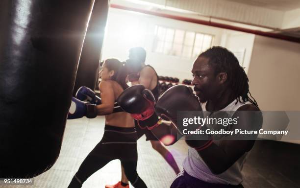 prueba tu fuerza al desafiar a sí mismo - boxing media workouts fotografías e imágenes de stock