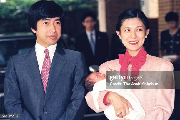 Princess Hisako of Takamado holding her third daughter is seen on departure with Prince Takamado at Aiiku Hospital on September 21, 1990 in Tokyo,...