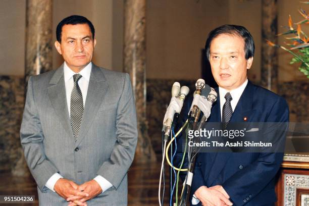 Japanese Prime Minister Toshiki Kaifu and Egyptian President Hosni Mubarak attend a joint press conference following their meeting at the...