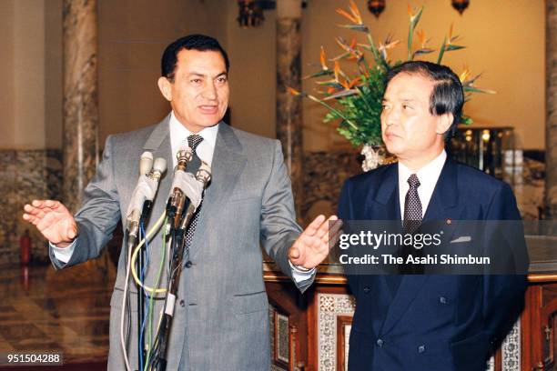 Japanese Prime Minister Toshiki Kaifu and Egyptian President Hosni Mubarak attend a joint press conference following their meeting at the...