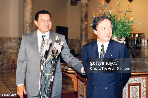 Japanese Prime Minister Toshiki Kaifu and Egyptian President Hosni Mubarak attend a joint press conference following their meeting at the...