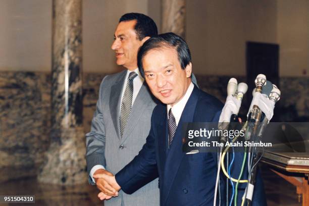 Japanese Prime Minister Toshiki Kaifu and Egyptian President Hosni Mubarak attend a joint press conference following their meeting at the...