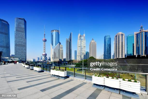 shanghai's lujiazui skyscrapers, china - comezora stock-fotos und bilder