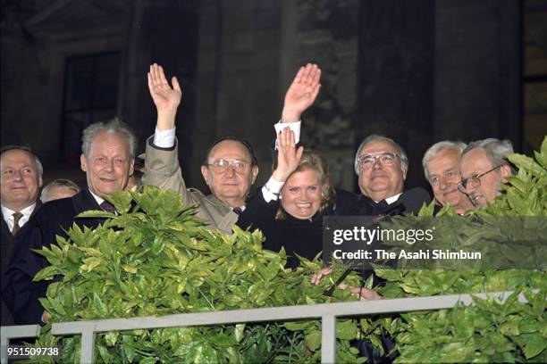 German Chancellor Helmut Kohl , his wife Hannelore Kohl , former West Germany Chancellor Willy Brandt , Foreign Minister Hans-Dietrich Genscher ,...