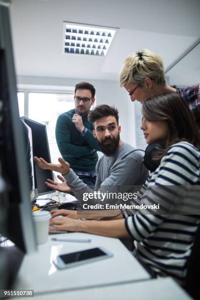 desenvolvedores de software, resolvendo um problema - programador de informática - fotografias e filmes do acervo