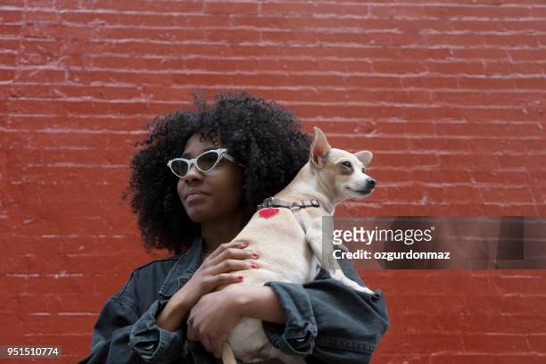 sorelle con il loro cane, new york - perfecto punk foto e immagini stock