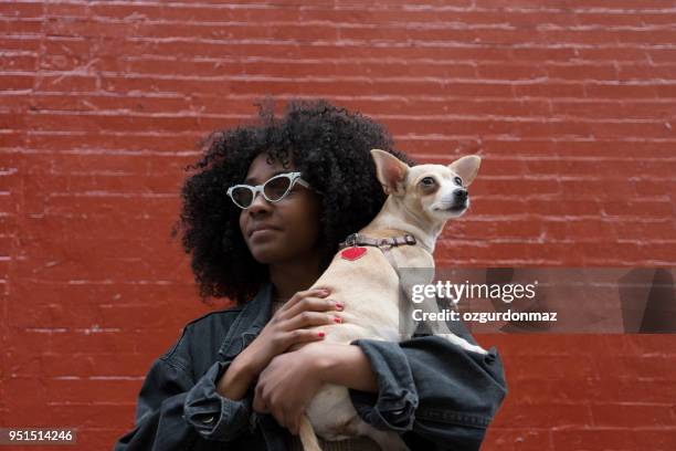 sorelle con il loro cane, new york - perfecto punk foto e immagini stock