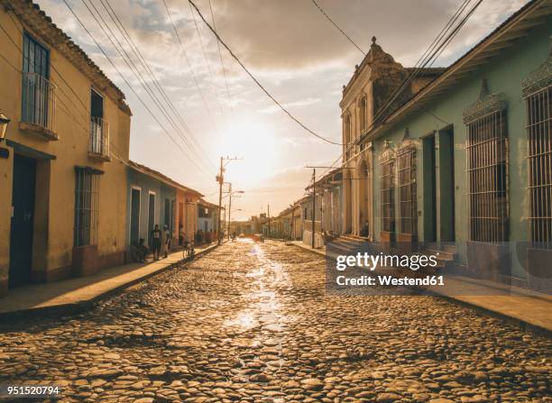 cuba, trinidad, people standing in the street - sancti spiritus stock-fotos und bilder