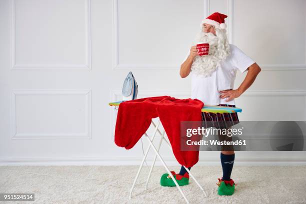 santa claus having a coffee break - christmas funny stockfoto's en -beelden