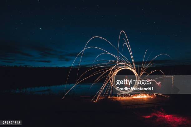 canada, british columbia, man light painting at duhu lake at night - light painting stockfoto's en -beelden