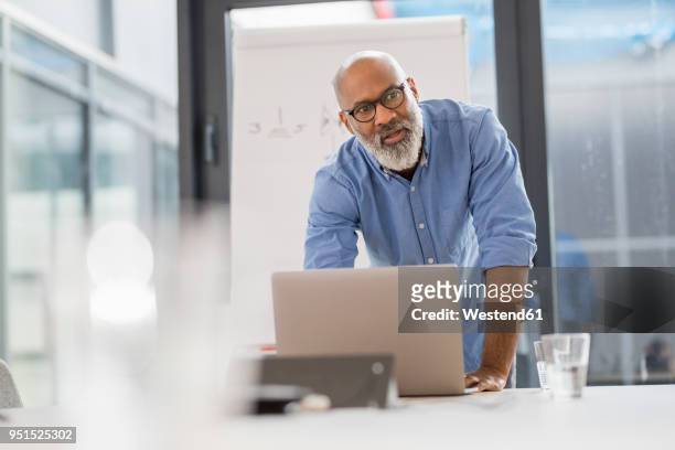 portrait of businessman in conference room leading a presentation - metal workshop stockfoto's en -beelden