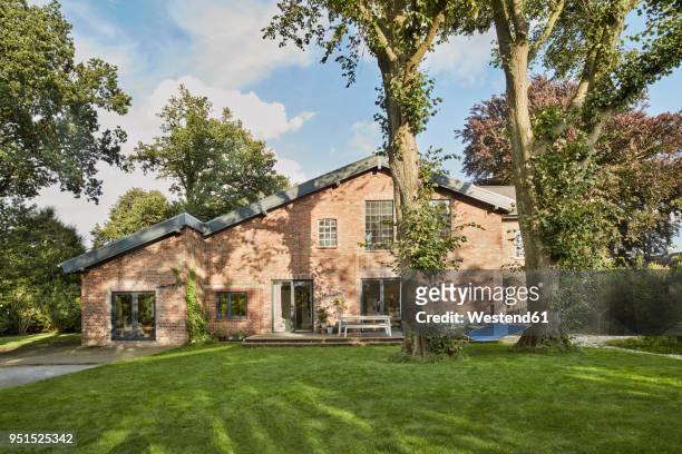 residential house with hammock in garden - eigenheim deutschland stock-fotos und bilder