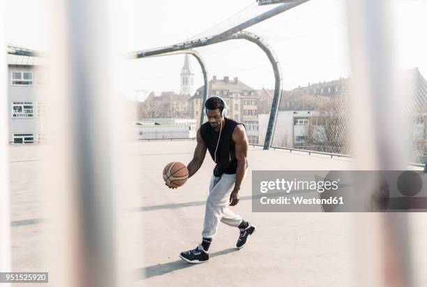 basketball player with headphones in action on court - sport fashion stockfoto's en -beelden