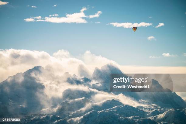 austria, salzkammergut, hot air balloon over dachstein massif - heißluftballon stock-fotos und bilder