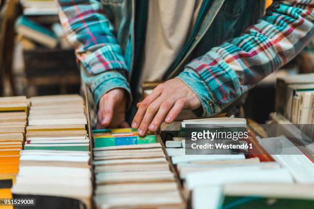 young man in bookshop - libreria fotografías e imágenes de stock
