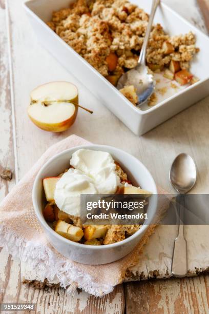 oat flakes crumble cake with rhubarb and apple - rabarber stockfoto's en -beelden