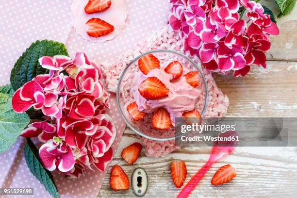 nicecream, made of strawberry and banana, sugarfree - aardbeienijs stockfoto's en -beelden