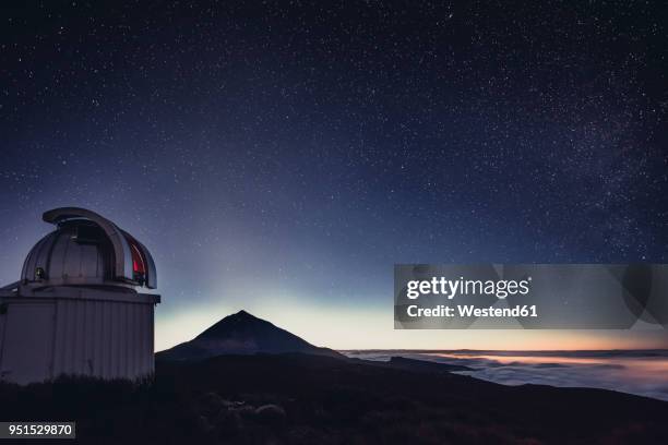 spain, canary islands, tenerife, teide observatory at night - observatorium stockfoto's en -beelden
