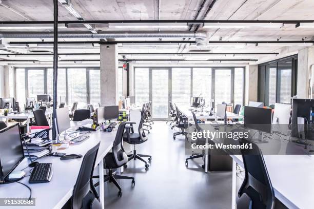 modern open-plan office - office desk no people stock pictures, royalty-free photos & images