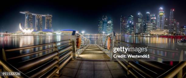 singapur, skyline at night, mooring area - marina bay singapur stock pictures, royalty-free photos & images