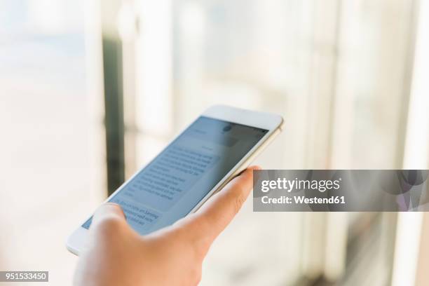 close-up of businesswoman texting on cell phone - informatiebord stockfoto's en -beelden