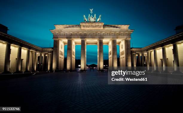 germany, berlin, brandenburg gate at night - city gate foto e immagini stock