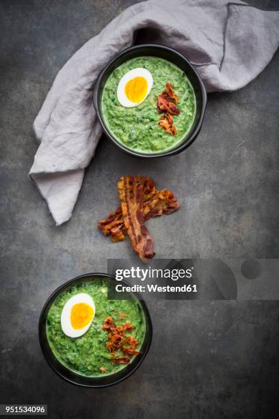 cream of spinach soup with egg and bacon - green eggs and ham 個照片及圖片檔