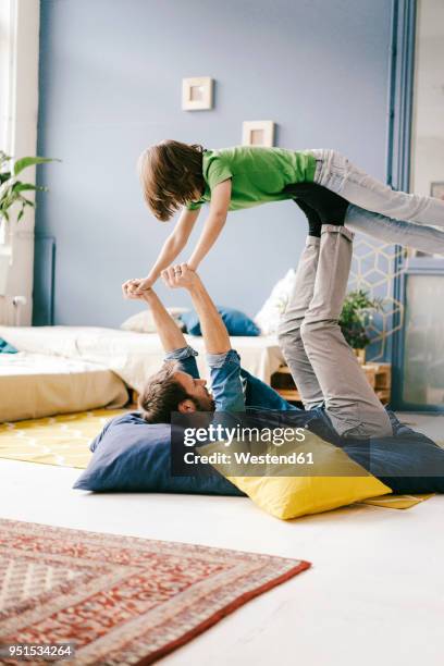 happy father and son playing at home - hacer el avión fotografías e imágenes de stock