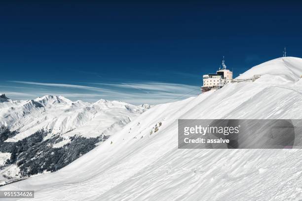 dies ist die letzte bergstation bergstation jakobshorn. - davos 2018 stock-fotos und bilder