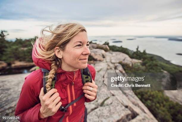 woman hiking at summit of pemetic mountain, acadia national park, maine, usa - outdoor pursuit foto e immagini stock