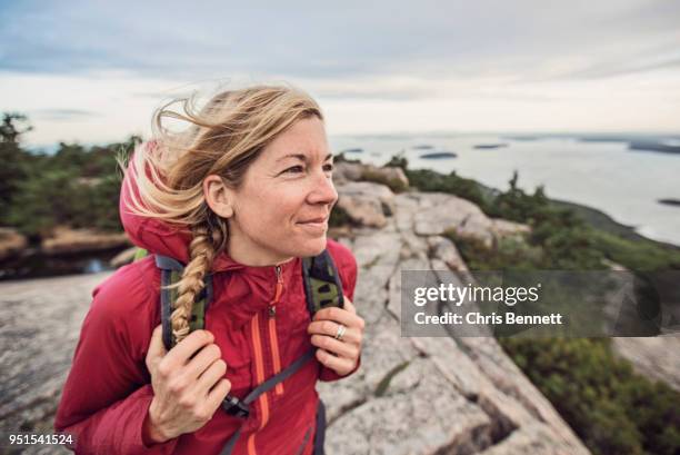 woman hiking at summit of pemetic mountain, acadia national park, maine, usa - wandelen buitensport stockfoto's en -beelden