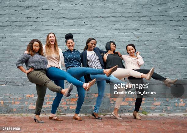 empowered women empower women - dar uma ajuda imagens e fotografias de stock