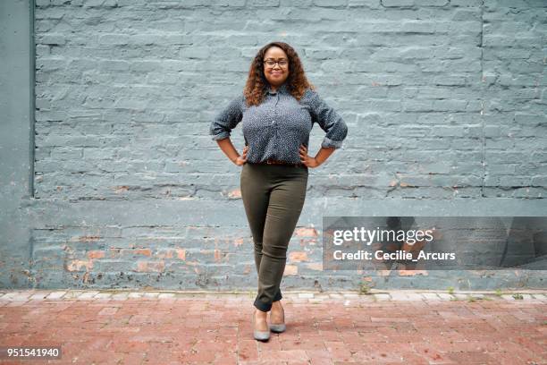 beweren uw vertrouwen! - woman standing stockfoto's en -beelden