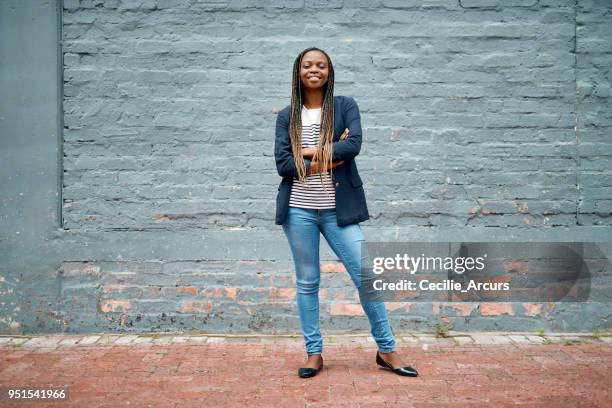 nichts stärkt das vertrauen wie glauben an sich selbst - junge frau allein stock-fotos und bilder