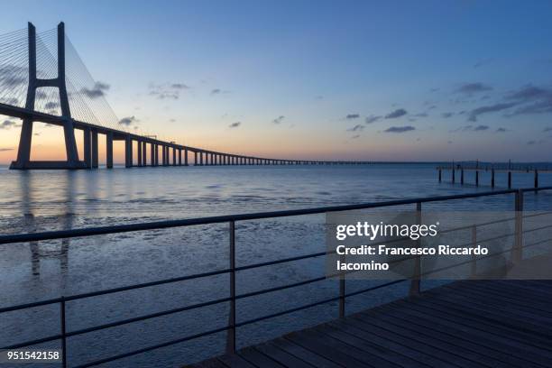 vasco da gama bridge at sunrise, lisbon - iacomino portugal 個照片及圖片檔