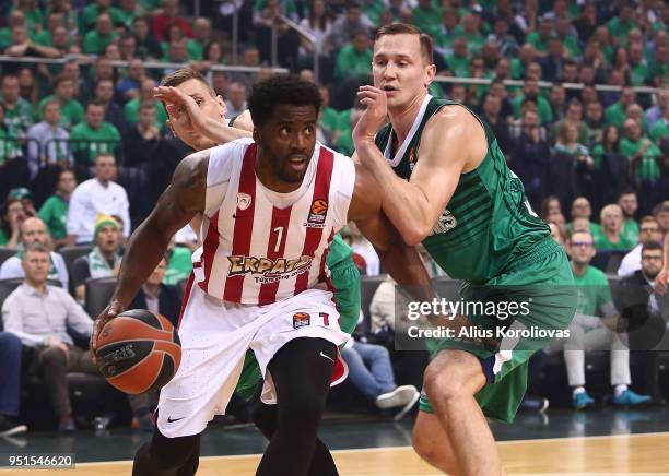 Jamel McLean, #1 of Olympiacos Piraeus competes with Paulius Jankunas, #13 of Zalgiris Kaunas in action during the Turkish Airlines Euroleague Play...