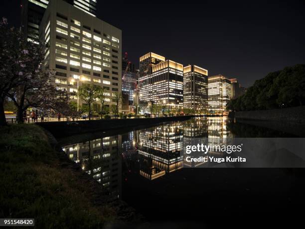 tokyo skyline reflected in water - moat stock pictures, royalty-free photos & images