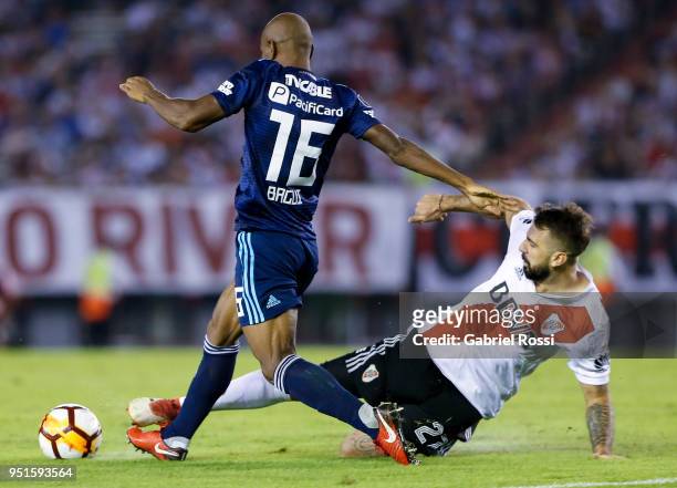 Oscar Bagui of Emelec fights for the ball with Lucas Pratto of River Plate during a match between River Plate and Emelec as part of Copa CONMEBOL...