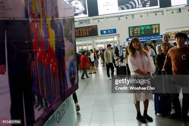 People watch Moon Jae-in and Kim Jung-Un's meeting at the MDL for Inter-Korean Summit in live news streams through television broadcast at the Seoul...