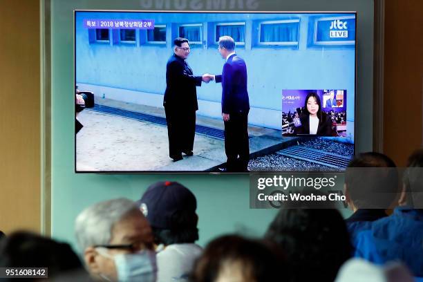 Seoul, SOUTH KOREA People watch Moon Jae-in and Kim Jung-Un's meeting at the MDL in Panmunjom for Inter-Korean Summit in television news broadcast at...