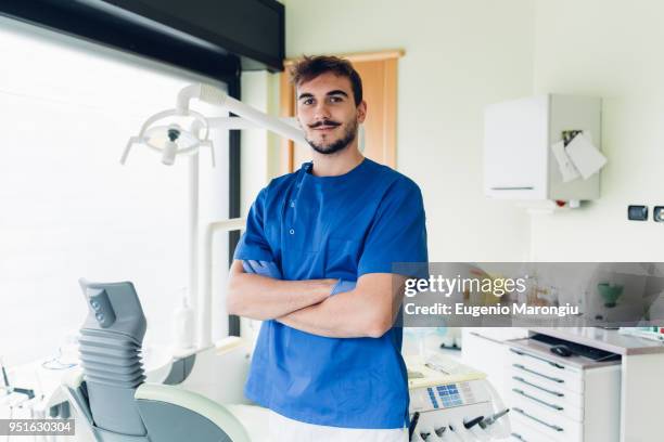 portrait of dentist in dentist office - operatiegewaad stockfoto's en -beelden