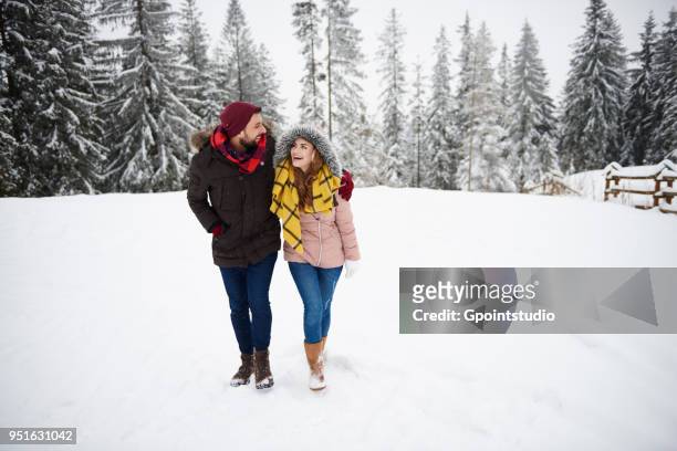 young couple walking in snow - gpointstudio imagens e fotografias de stock