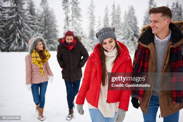 friends walking in snow - gpointstudio imagens e fotografias de stock