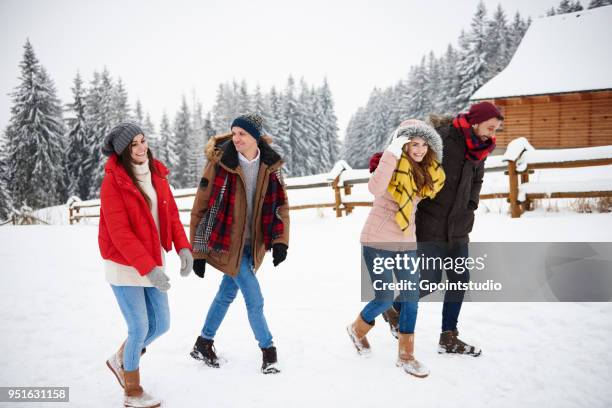 friends walking in snow - gpointstudio imagens e fotografias de stock