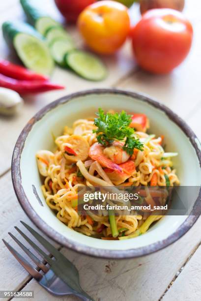 malaysian style maggi goreng noodles with prawn - maggi stock-fotos und bilder