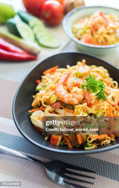 malaysian style maggi goreng noodles with prawn - maggi noodles stock pictures, royalty-free photos & images