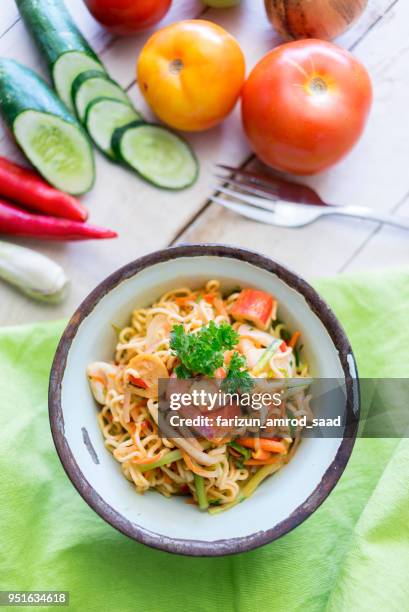 malaysian style maggi goreng noodles with prawn - maggi noodles stock pictures, royalty-free photos & images