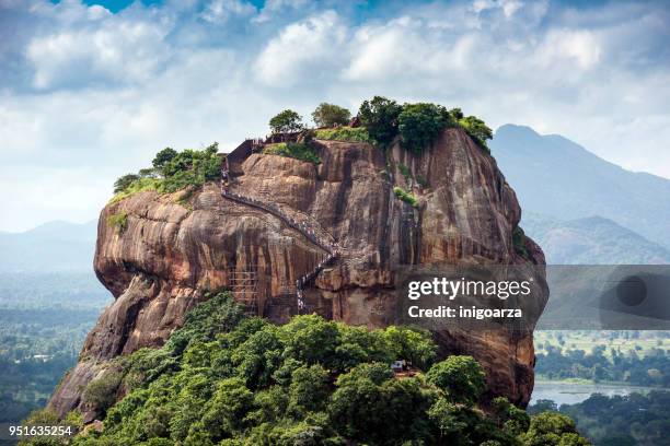 lion rock, dambulla, matale district, central province, sri lanka - sigiriya stockfoto's en -beelden