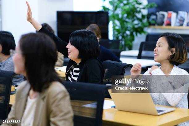 仕事のイベントでプロの女性 - セミナー　日本人 ストックフォトと画像